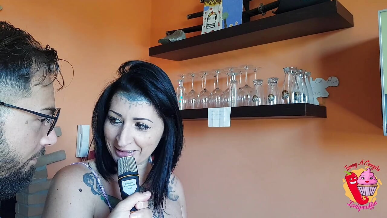 Lady Muffin: azgın orta yaşlı seksi kadın porno gözleme yapıyor