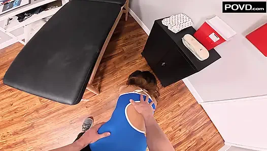 Terapist Katarina Karson'a derin bir amcık esnetiyor