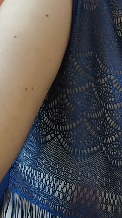 Seksi MILF, tüylü am, büyük göt, boş evde elektrik süpürgesi. | Klip 1