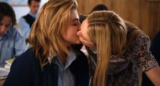 Chloe Grace Moretz, Scandalplanet.com'da Marin İrlanda'yı Öpüyor