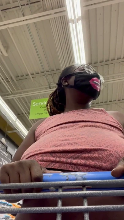 Nookiescookies Walmart'ta meme uçlarını gösteriyor | Klip 1