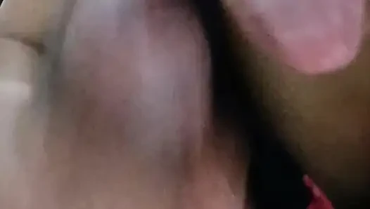Kız boşalana kadar emmeyi seviyor