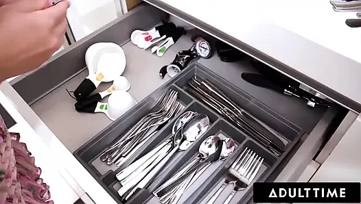 ADULT TIME - yaramaz Nicole Doshi yardımsever komşuları grup sekse dönüşen delikleriyle ödüllendiriyor