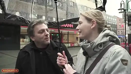 Conny onun o belirli bir şeye sahip olduğunu düşünür, sonra kocası gelir!