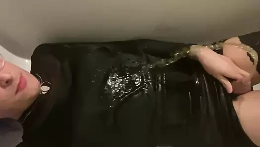 saten bluz, etek ve çorap içinde işemek, çiş içinde sırılsıklam