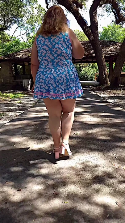 Jamdown26_da0603 - mini elbise ve topuklu ayakkabılarla parkta açık havada yürüyen ateşli seksi iri güzel kadın