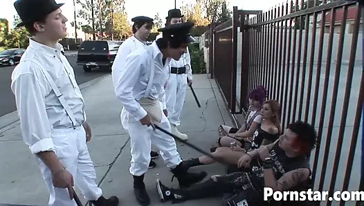 Azgın Holly Wellin amcığını yalıyor ve sert sikiliyor