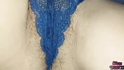 Üvey kız kardeşimin iç çamaşırlı amına bakıyorum