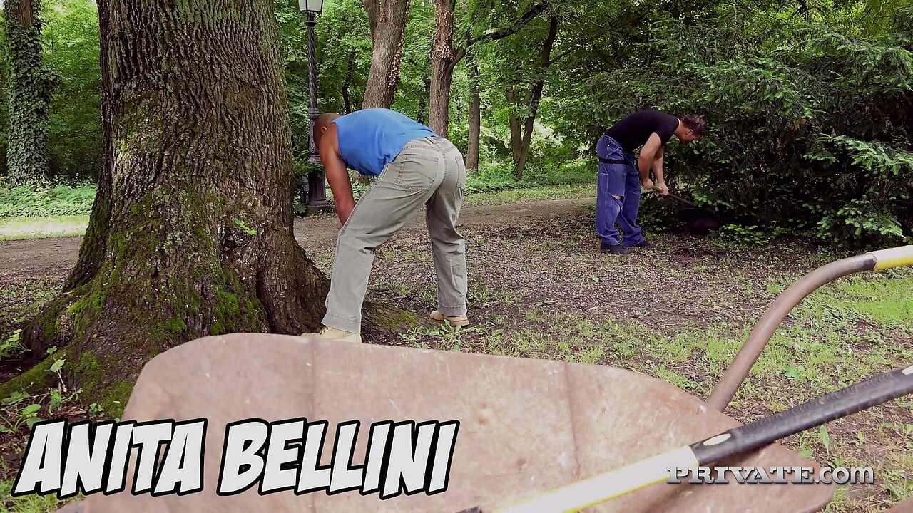 Sıkı genç anita bellini her iki deliğe de tıkanıyor