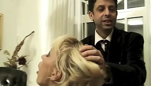 Cony Ferrara Sıcak Sarışın, Poposunda Sert Bir Yarrağıyla Zevk Alıyor