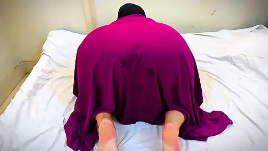 Arap tesettürlü kız oyuncağını tombul büyük göt deliğine sokuyor, zevk