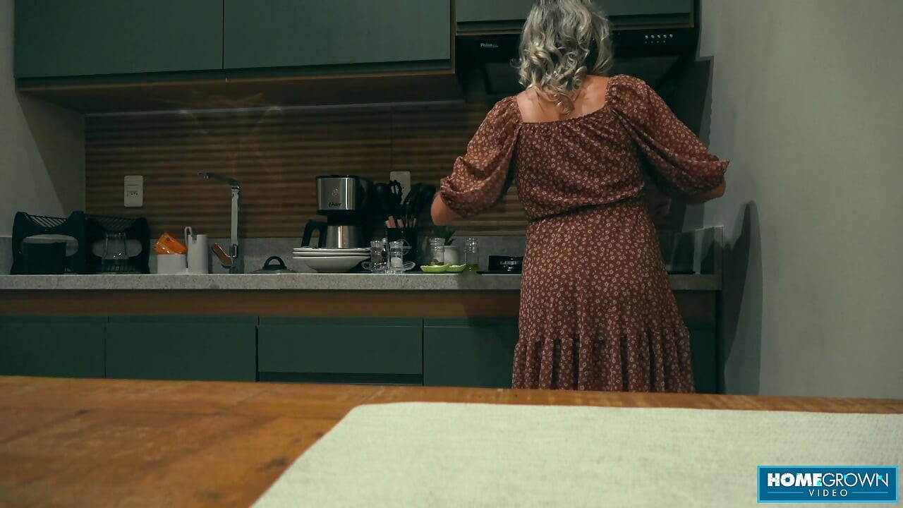 Scarlett Taylor Naomi'nin ateşli adamların yarağını emmesini seviyor