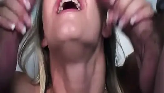 Sarışın hatun sarkma yoğunluğuyla büyük yarağı gırtlağına kadar alıyor