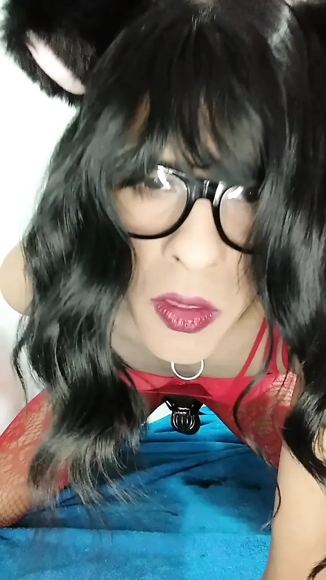 Büyük dildoya biniyor derin anal