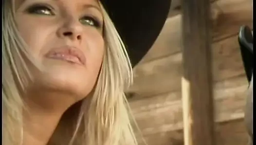 Güzel sarışın mutfakta ocakta becerdin alır