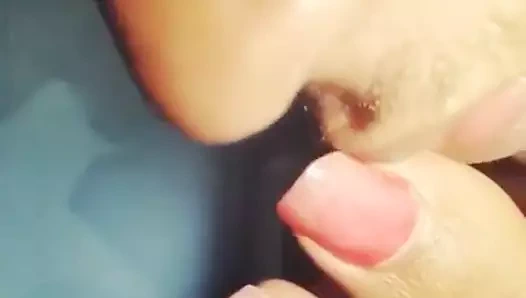 Lankalı ayak parmaklarını emiyor 1