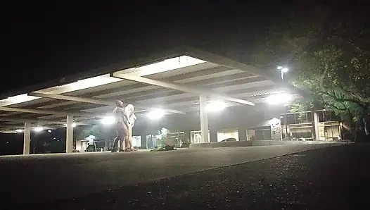 Boş bir otoparkta riskli seks!
