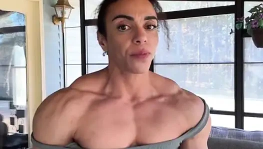 Curlyfitqueen hakimiyeti durdurulamaz tutkuya ateş ediyor