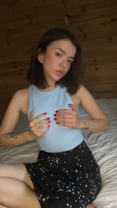 Bana daha fazla uslu durmamı mı yoksa yaramazlık yapmamı mı söylersin? 💋