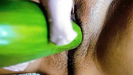 Bella Khalifa kalın büyük salatalık sokuyor ve mastürbasyon yapıyor