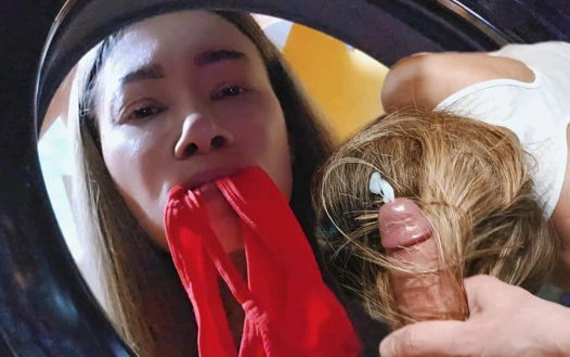 Üvey annesinin götüne yarak soktu, ağzını ve saçını sikiyor ve saçına boşalıyor