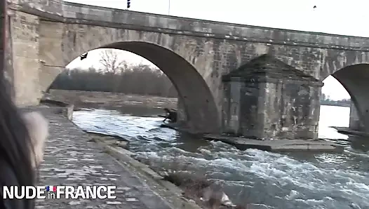 Azgın esmer yarak almak için büyük memeler kullanıyor