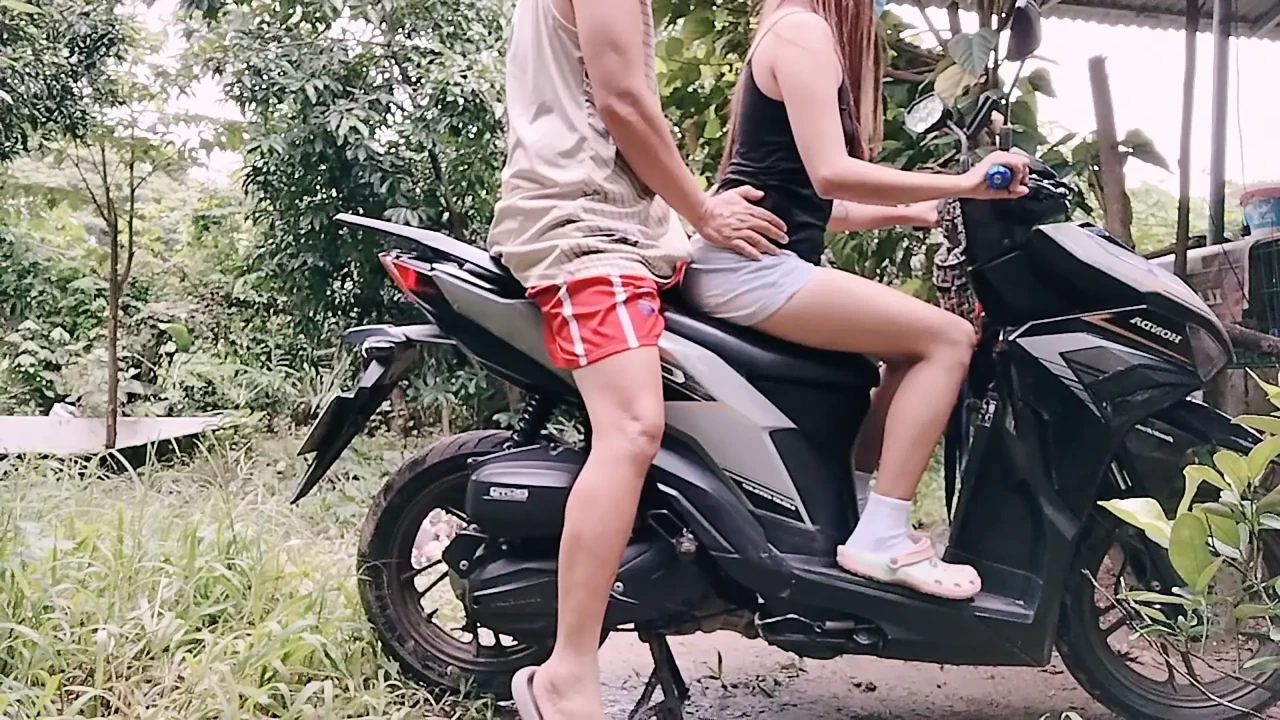 18+ YAŞINDA KÖYLÜ KIZ SÜRÜŞ DERSİ AMA BEKARETİ BOZULUYOR