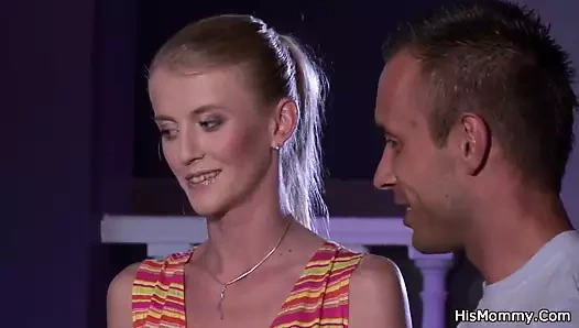 Kıllı kedi olgun ve genç lezbiyen