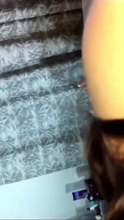 "Üvey kız kardeşim beni odasında porno izlerken buluyor, azıyor ve beni sikiyor"