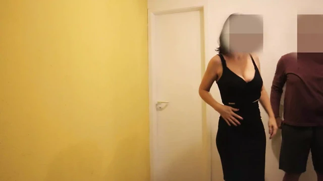 Karısı ağzına sperm dolu banyodan çıkıyor.