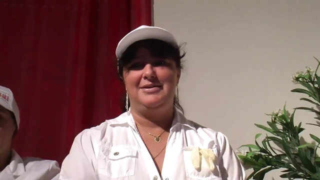 İri güzel kadın esmer adamla sert sikişiyor