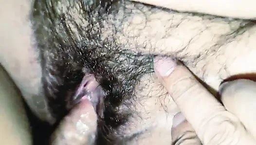 Güzel evli kadın kocasının arkadaşıyla sikişiyor! Aldatan seks