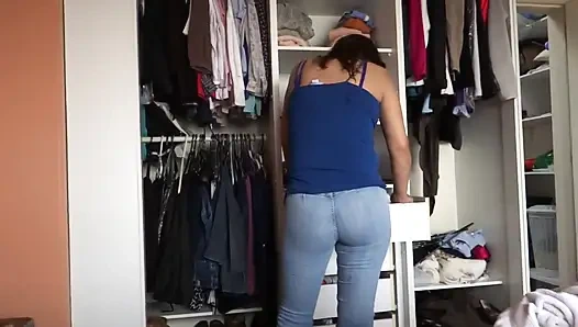 Üvey oğlumun önünde giyinmek ve nasıl mastürbasyon yaptığını görmek beni tahrik ediyor, onun üstüme boşalmasına izin verdim