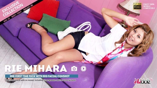 Göz alıcı asyalı sarışın saksocu kaba bir köpek stili hoşlanır