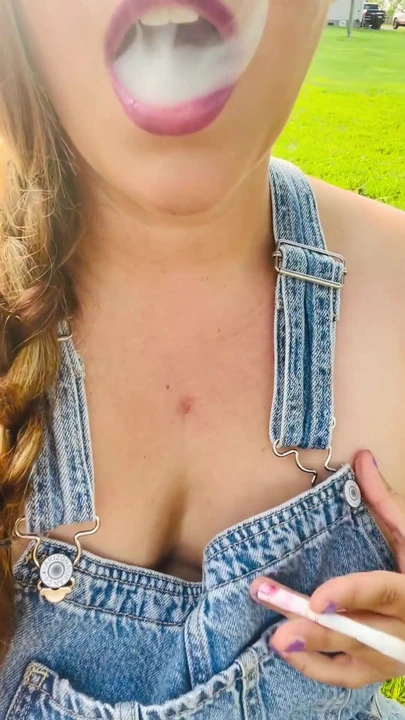 Фермерша курит