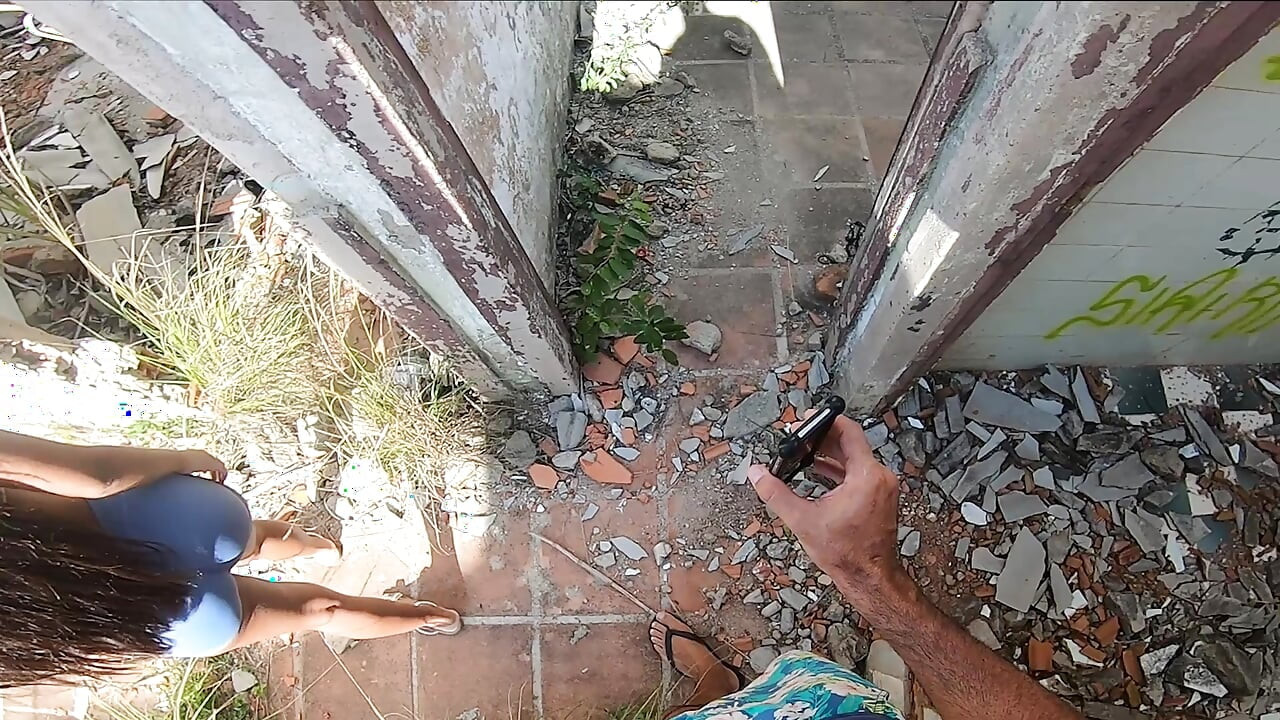 Terk edilmiş evde gringo ile dalga geçiyor