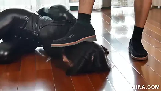 Fejira com fetiş köle giyen deri catsuit