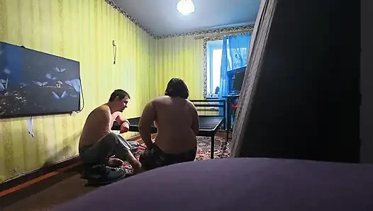 Kamera arkası, kesilmemiş. Yeni bir seks yatağı inşa ediyoruz