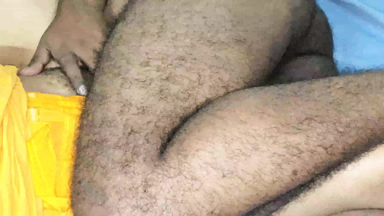 Znajduję moją napalona macochę w pokoju porno w Indiach