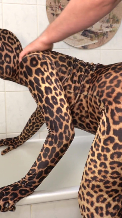 Leo zentai catsuit ıslak küvet deneyimi yüze boşalma maskesiyle bitiyor - projectfundiary