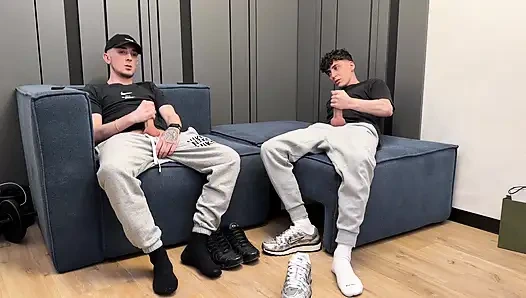 İki adam birlikte mastürbasyon yapıyor