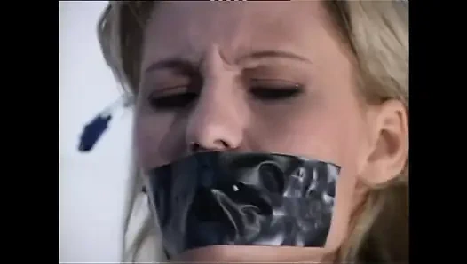 Güzel köle orta yaşlı seksi kadınla esaret pornosu ustası tarafından sikiliyor ve ağzına boşaltıyor