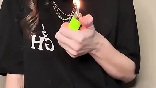 File çorap içinde sigara içiyor, amcığıma bir göz atarak seni azdırıyor