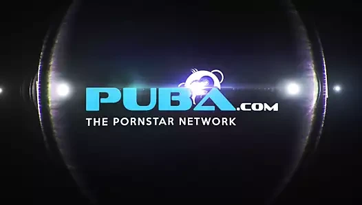 Kiki yogada gerinir, sonra ağzını vücudunun etrafına doğru uzatır.