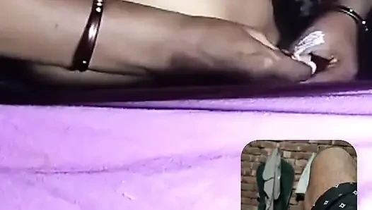 Hintli teyze görüntülü görüşmede parmaklıyor