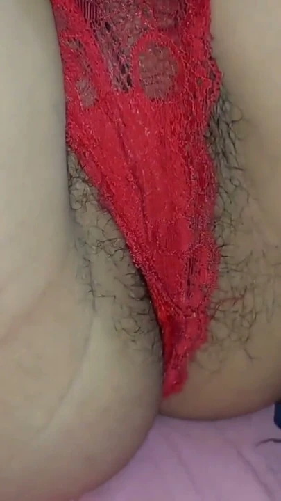 Kız arkadaşım Sevgililer Günü'nü seksi kırmızı bikiniyle büyük tüylü amıyla kutlayarak beni şaşırtıyor | Bölüm 1