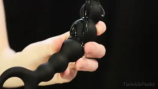 Her iki deliği de sikiyor - anal boncuklar ve vibratör