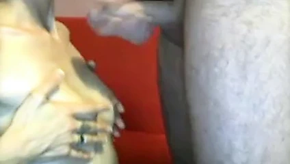 Küçük göğüsleri ile karısı adam darbeler ve göğüste yük alır