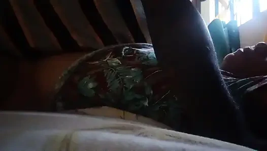 Seks oyuncağını kullanmayı seviyor