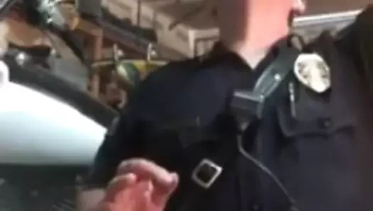 Sıcak ve yaramaz polis